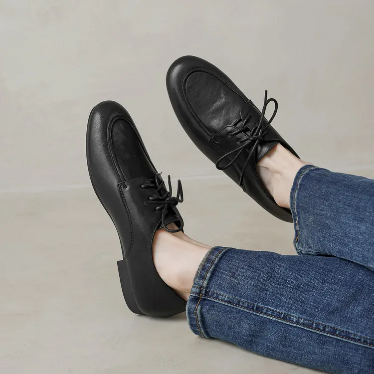 Women's flat shoes with round toe, laces, and deep opening, made of cowhide leather. Available in black and brown. 12-17k