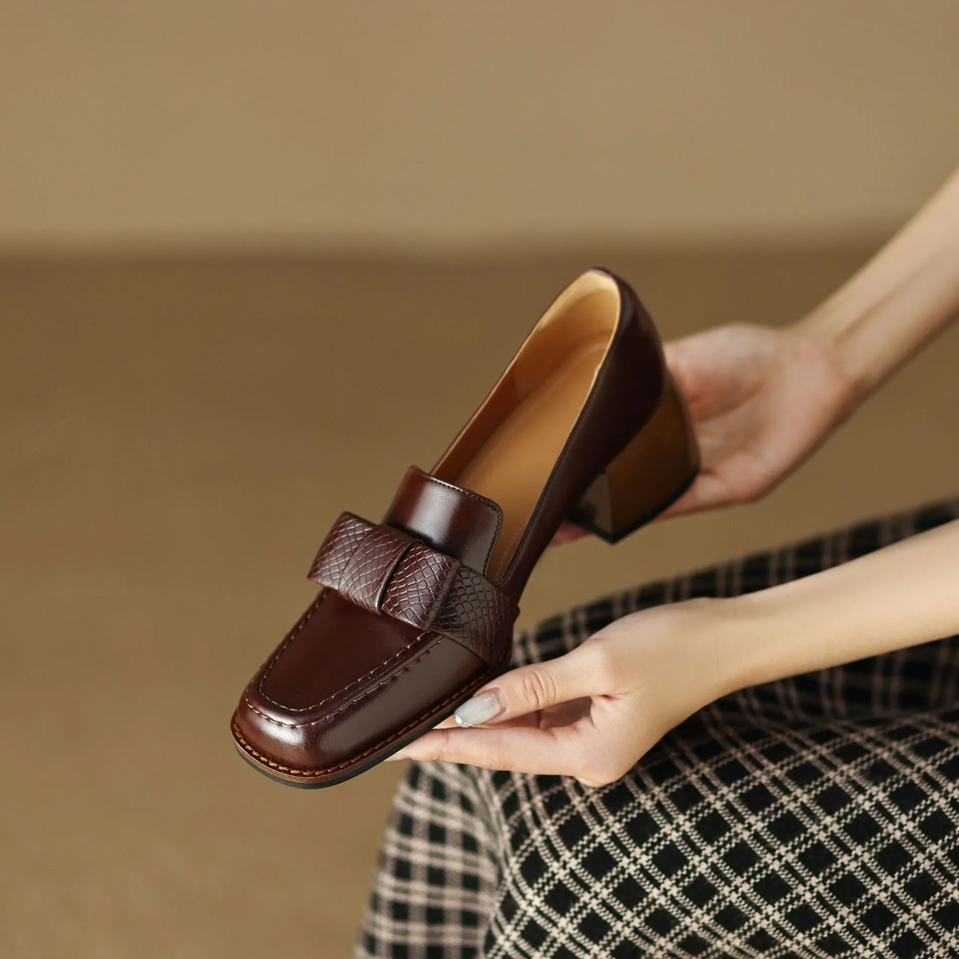 Elegant and stylish soft cowhide bow loafers for spring, chunky mid-heel, women's shoes in various sizes.