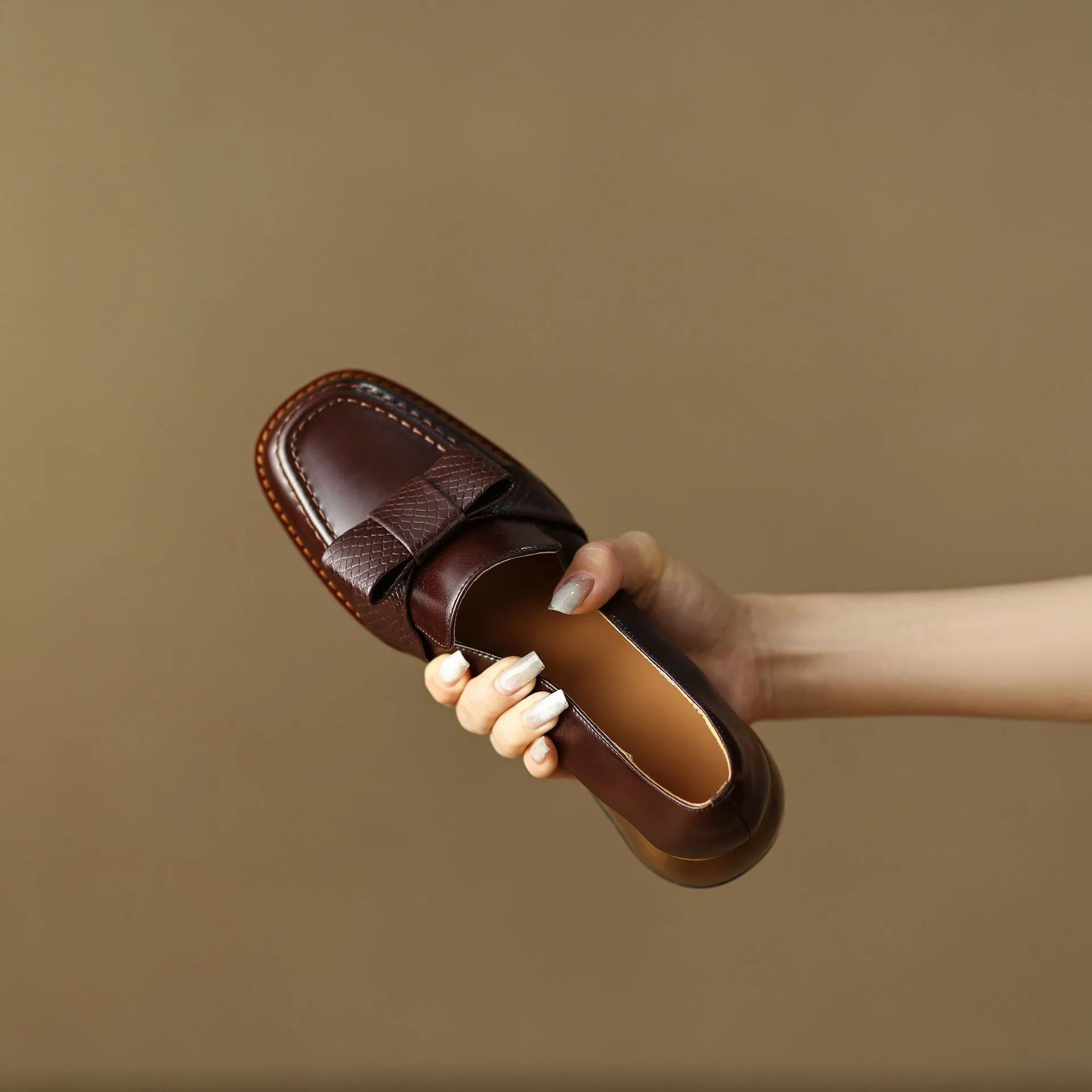 Elegant and stylish soft cowhide bow loafers for spring, chunky mid-heel, women's shoes in various sizes.