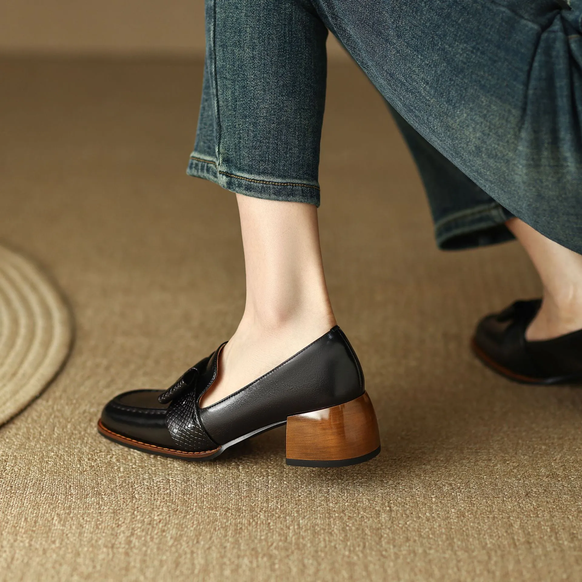 Elegant and stylish soft cowhide bow loafers for spring, chunky mid-heel, women's shoes in various sizes.