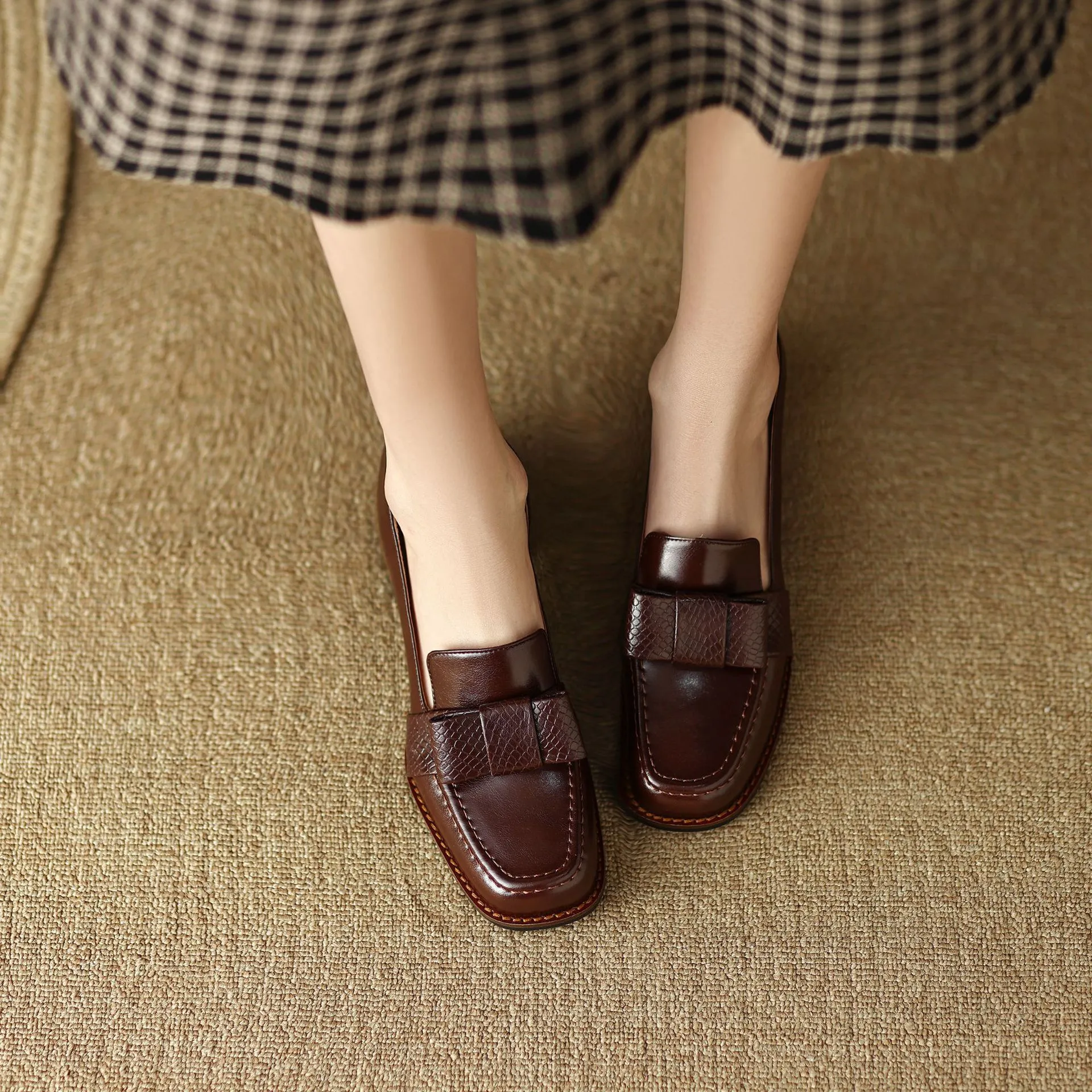 Elegant and stylish soft cowhide bow loafers for spring, chunky mid-heel, women's shoes in various sizes.