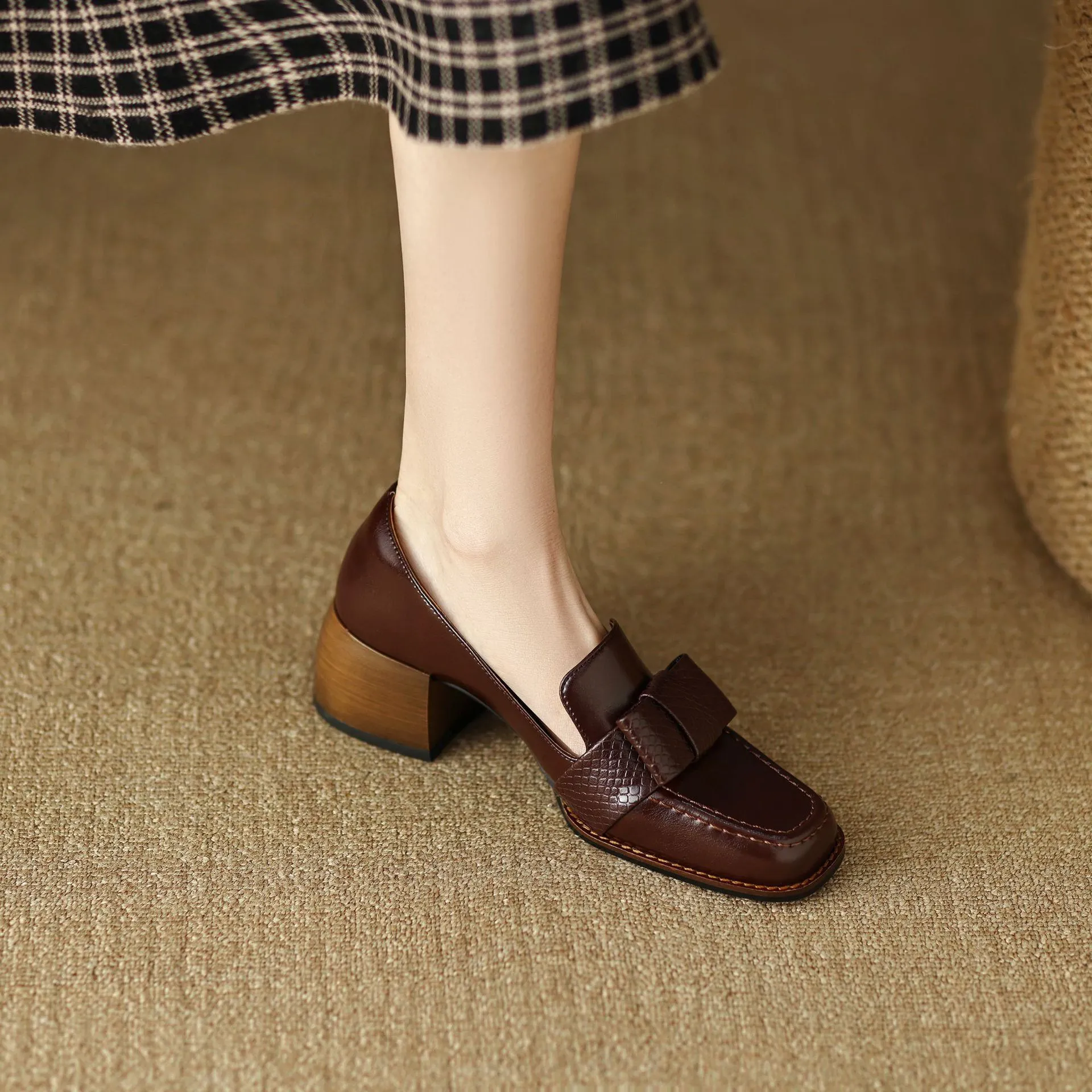 Elegant and stylish soft cowhide bow loafers for spring, chunky mid-heel, women's shoes in various sizes.