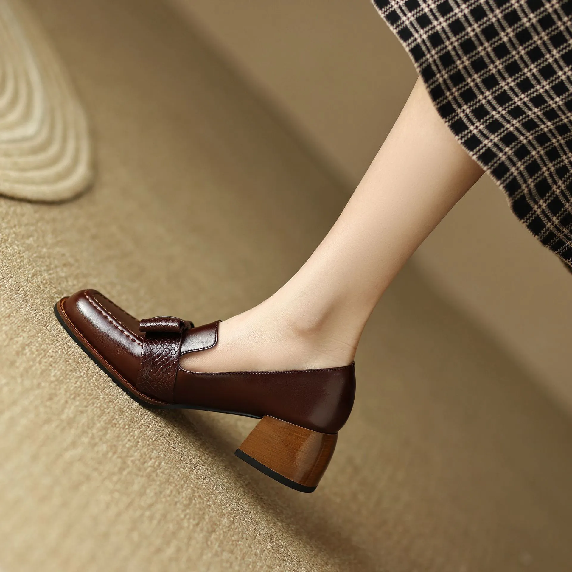 Elegant and stylish soft cowhide bow loafers for spring, chunky mid-heel, women's shoes in various sizes.