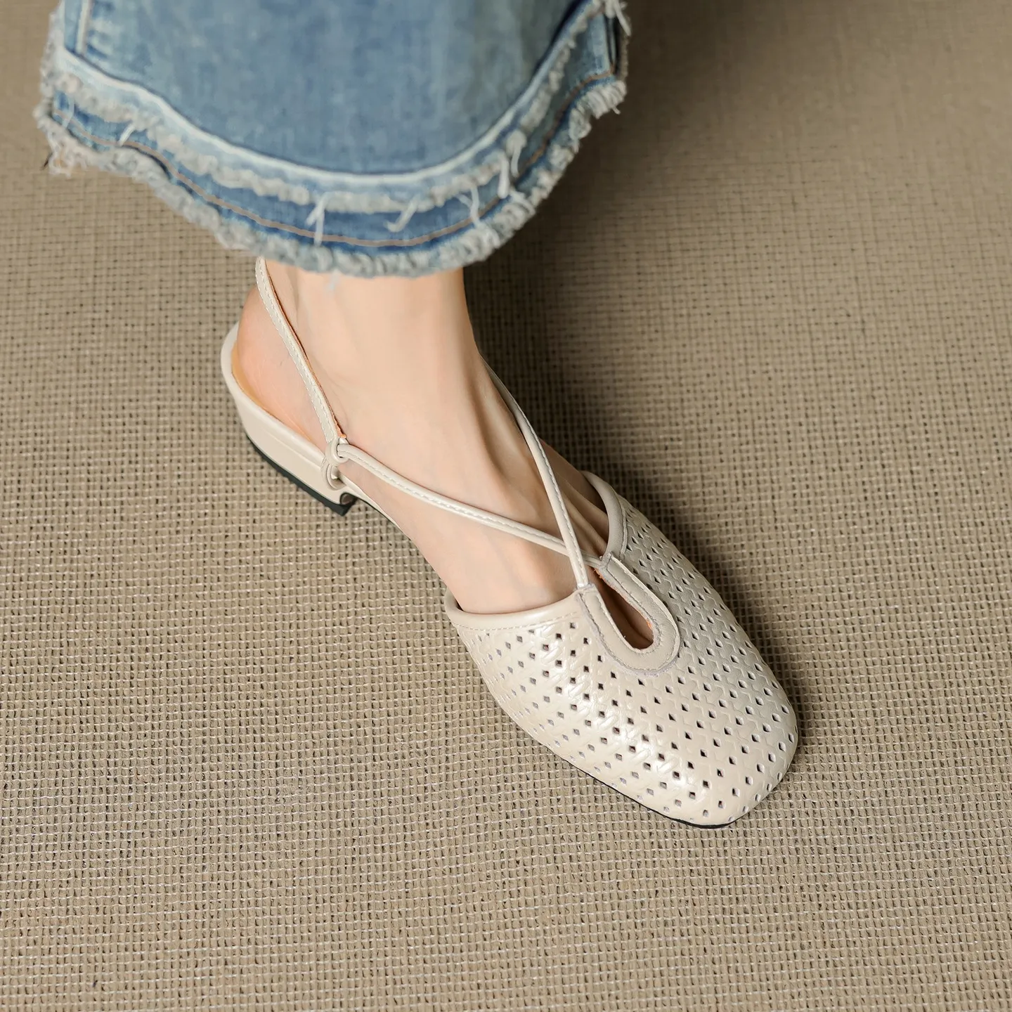 Summer soft openwork closed-toe sandals with cross buckle straps, round toe, 3cm chunky heel, Mary Jane style women's shoes