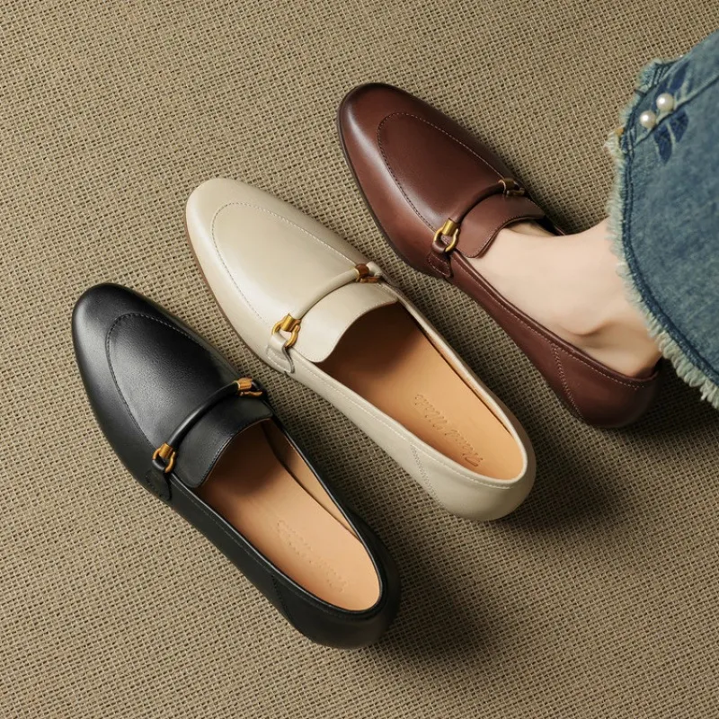Early spring single shoes, round toe, chunky heel, mid-heel, slip-on, off-white, black, brown.