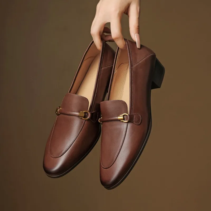 Early spring single shoes, round toe, chunky heel, mid-heel, slip-on, off-white, black, brown.