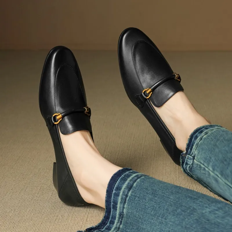 Early spring single shoes, round toe, chunky heel, mid-heel, slip-on, off-white, black, brown.