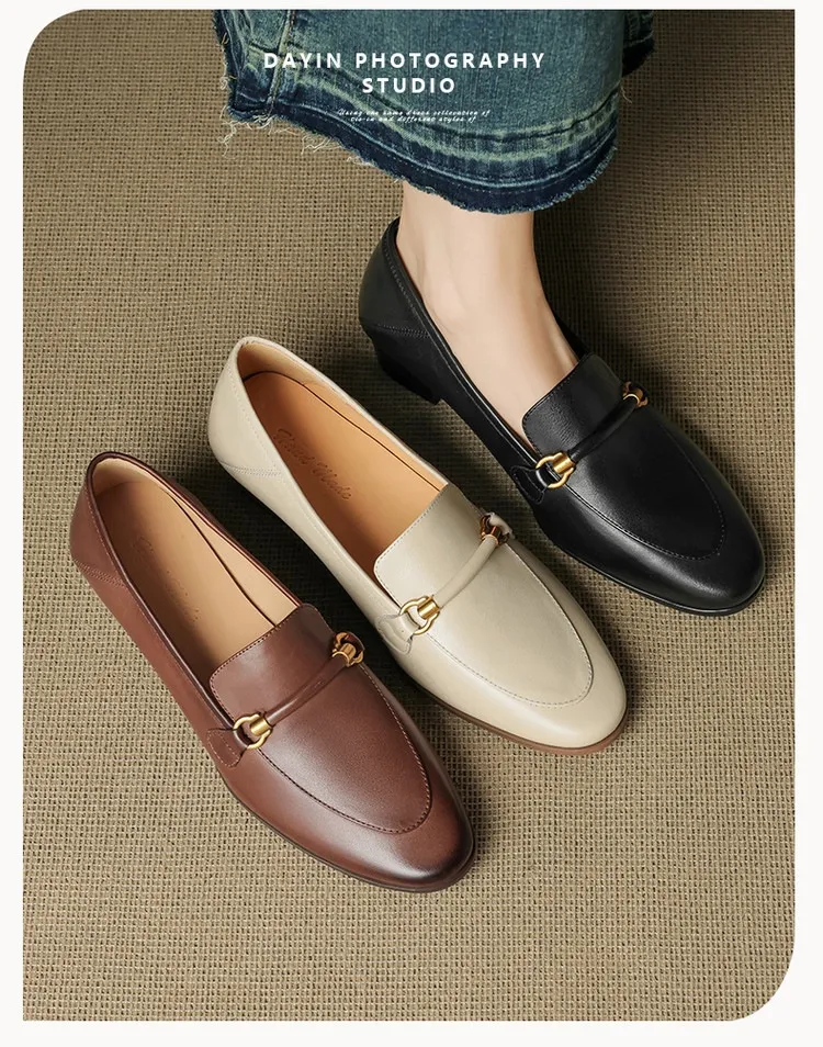 Early spring single shoes, round toe, chunky heel, mid-heel, slip-on, off-white, black, brown.