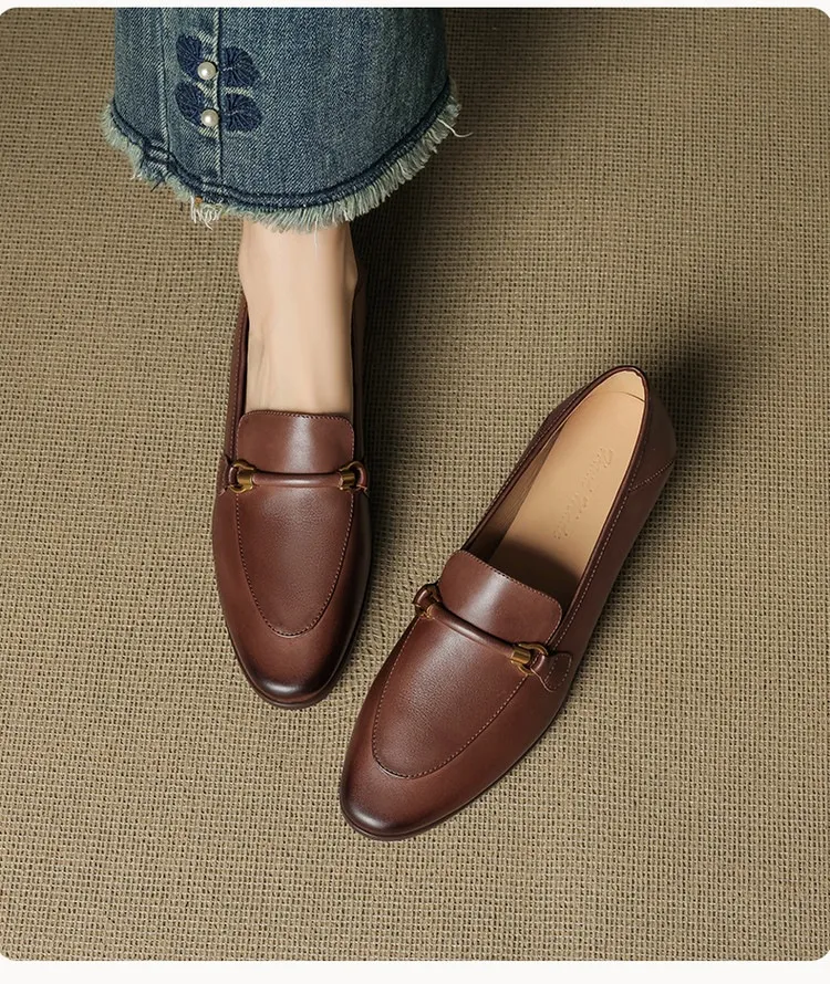 Early spring single shoes, round toe, chunky heel, mid-heel, slip-on, off-white, black, brown.