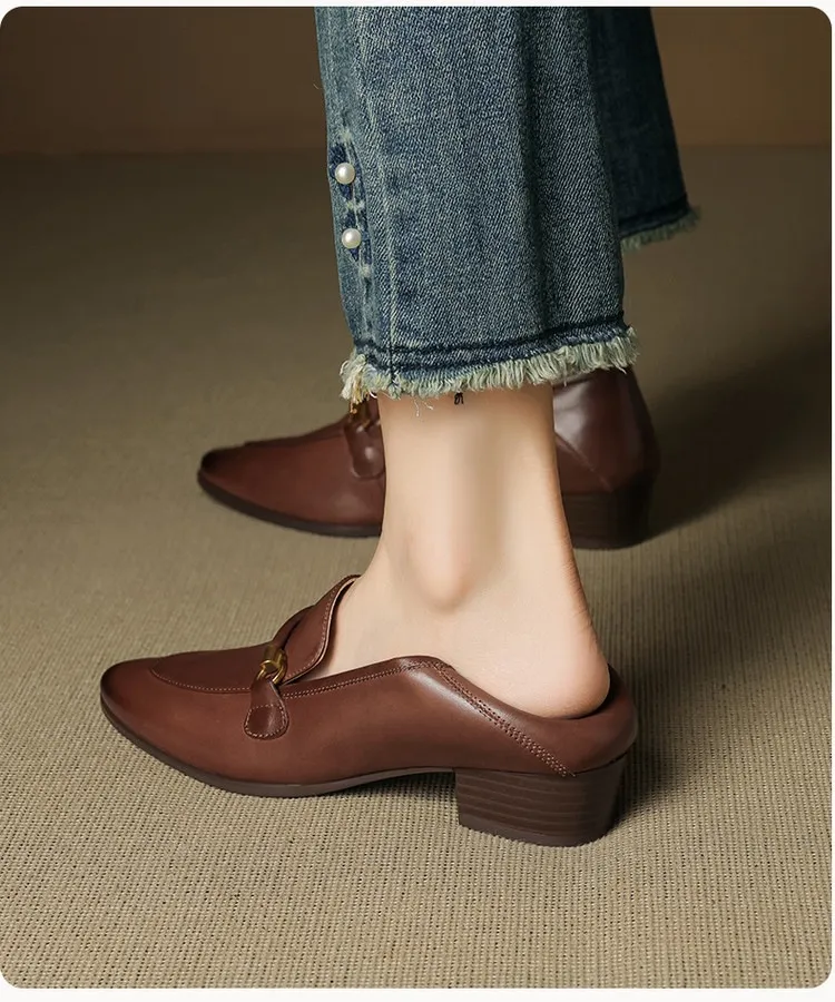 Early spring single shoes, round toe, chunky heel, mid-heel, slip-on, off-white, black, brown.