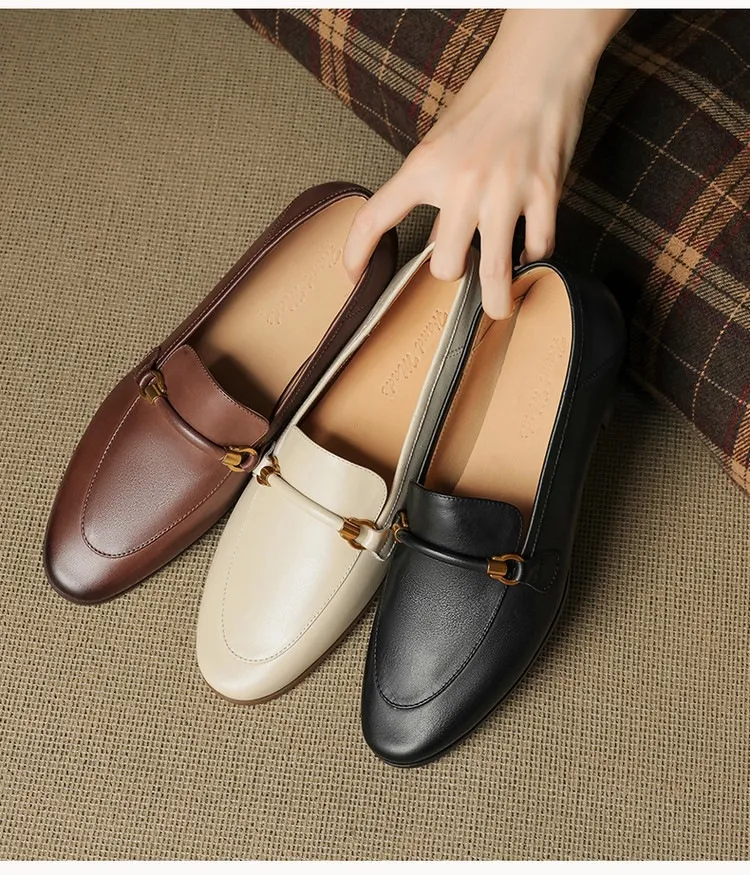 Early spring single shoes, round toe, chunky heel, mid-heel, slip-on, off-white, black, brown.