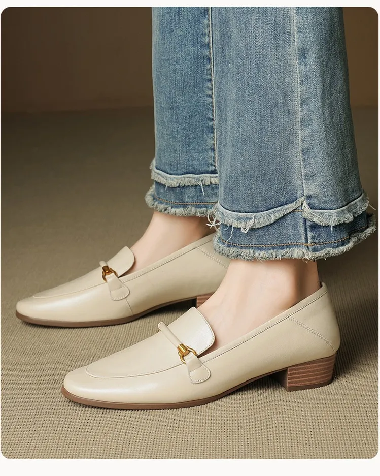 Early spring single shoes, round toe, chunky heel, mid-heel, slip-on, off-white, black, brown.
