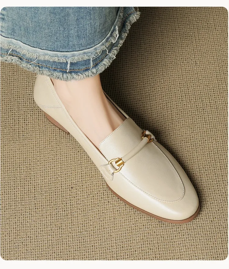 Early spring single shoes, round toe, chunky heel, mid-heel, slip-on, off-white, black, brown.