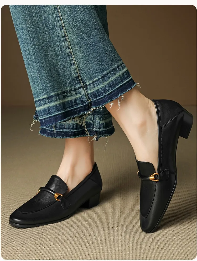 Early spring single shoes, round toe, chunky heel, mid-heel, slip-on, off-white, black, brown.