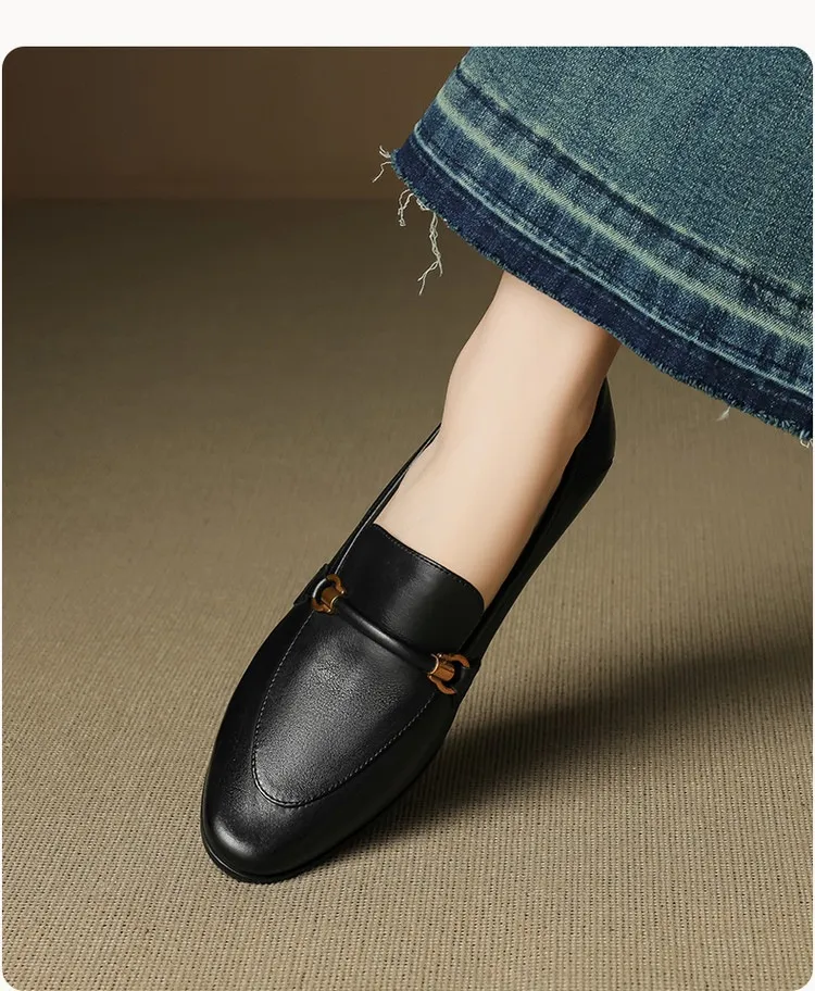 Early spring single shoes, round toe, chunky heel, mid-heel, slip-on, off-white, black, brown.