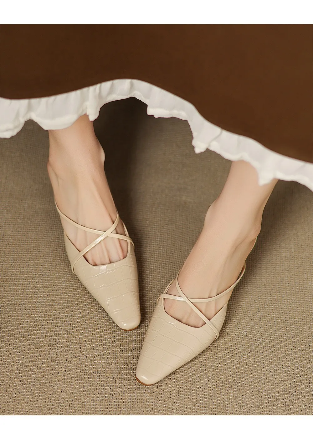 Retro low-heeled crisscross strap sexy fashion sandals in off-white and brown