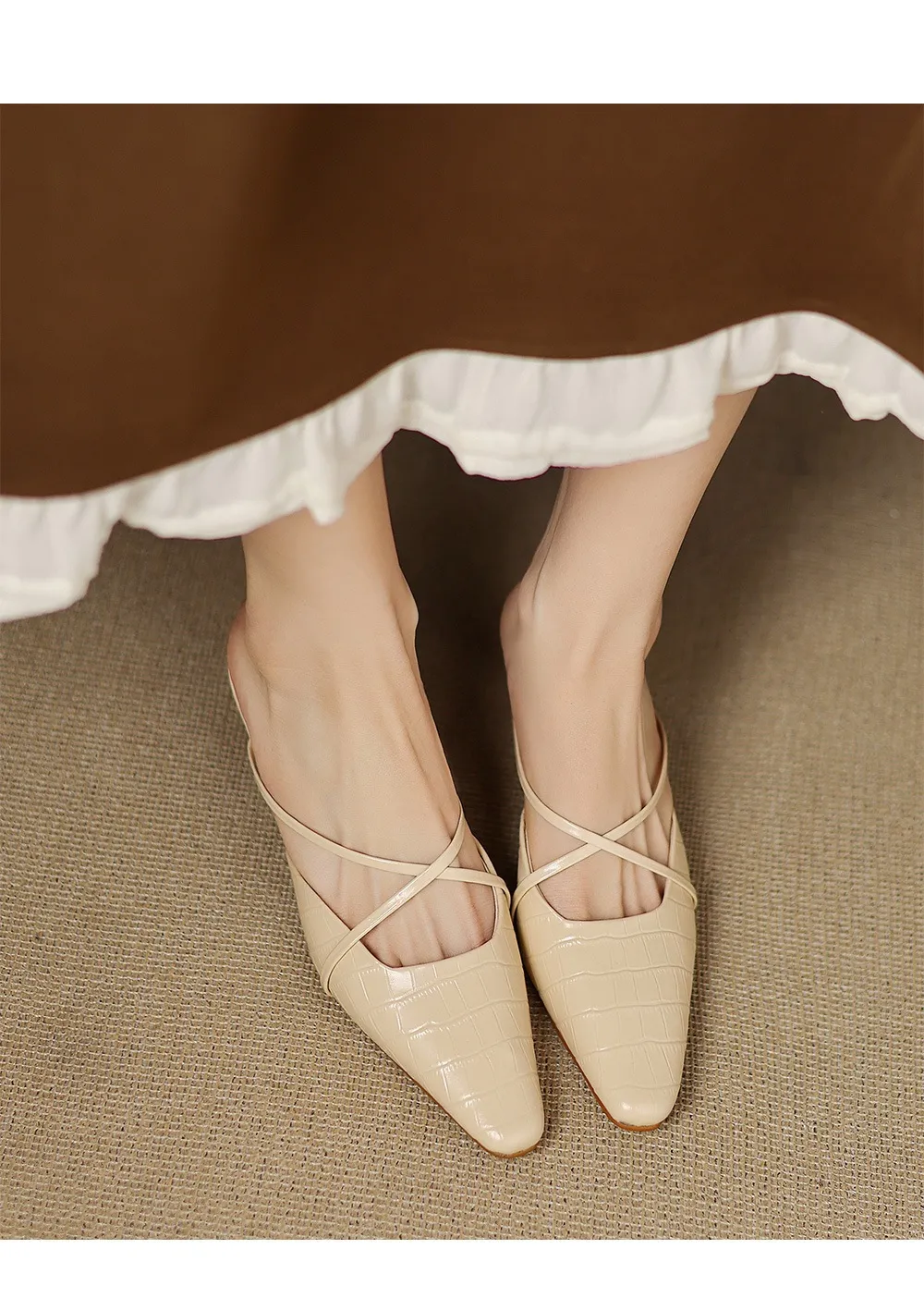 Retro low-heeled crisscross strap sexy fashion sandals in off-white and brown