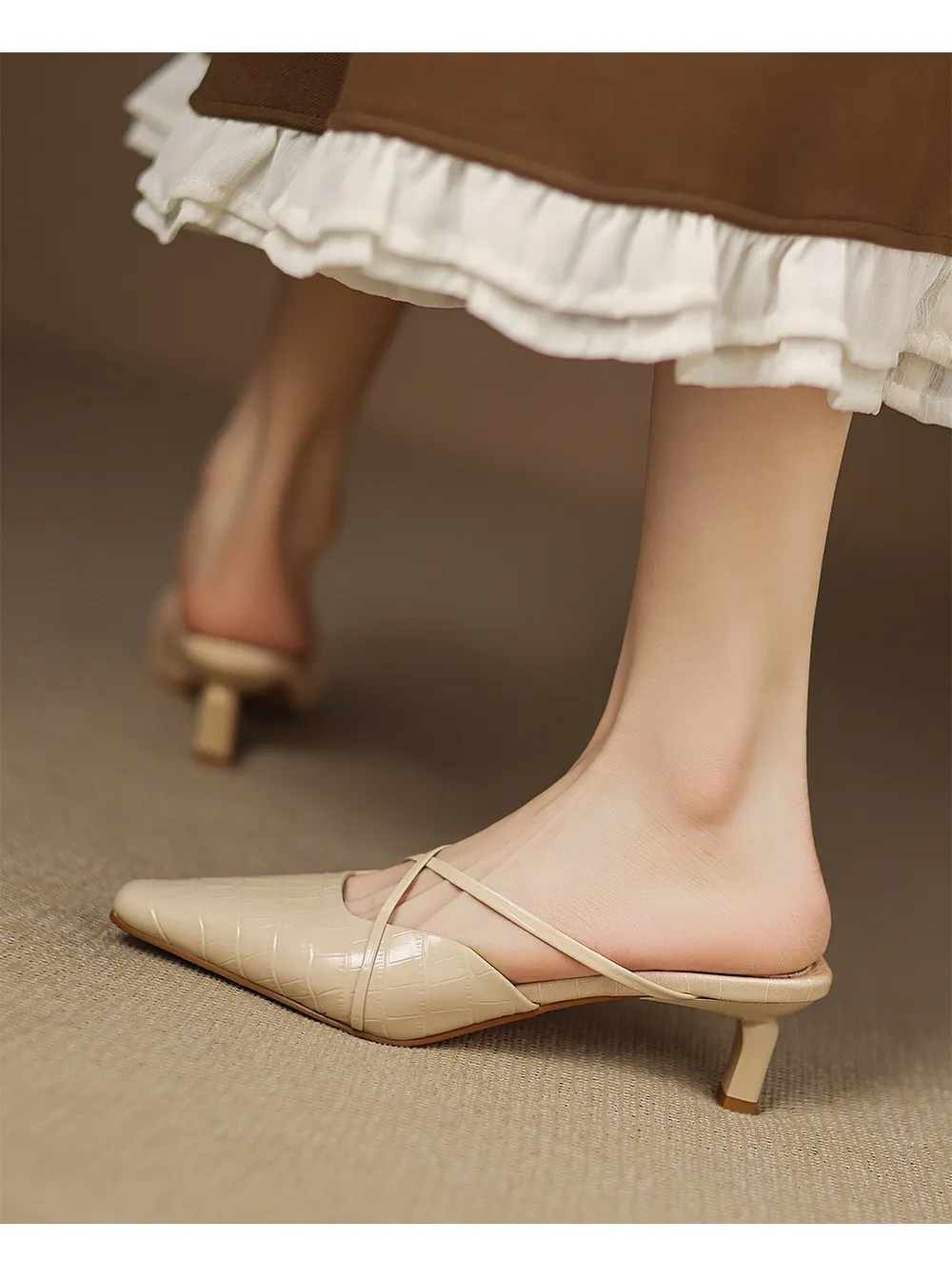 Retro low-heeled crisscross strap sexy fashion sandals in off-white and brown
