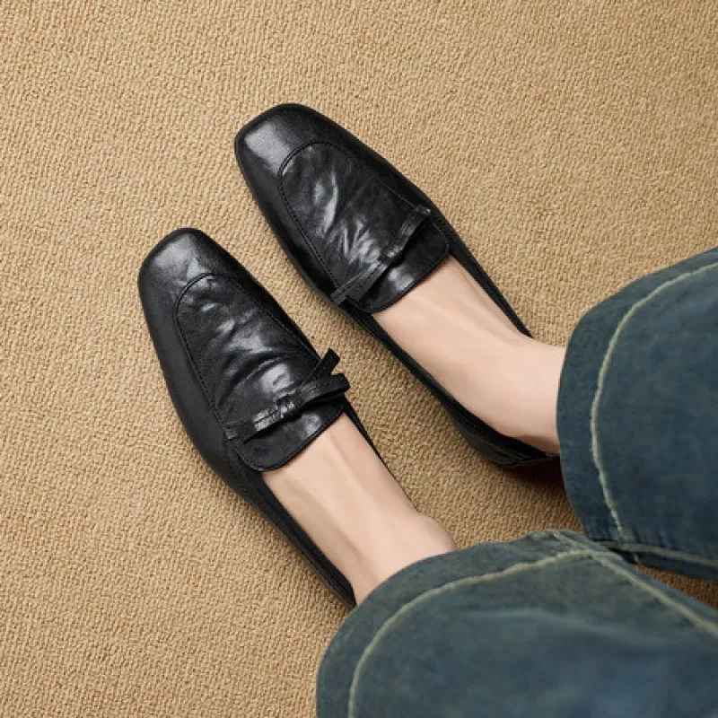 Elegant and stylish soft leather bow loafers, square toe, slip-on, fashionable and comfortable flat shoes for women, perfect for spring.