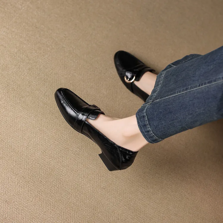 Plus-size women's shoes, spring and autumn cowhide loafers, women's belt buckle single shoes, retro small leather shoes