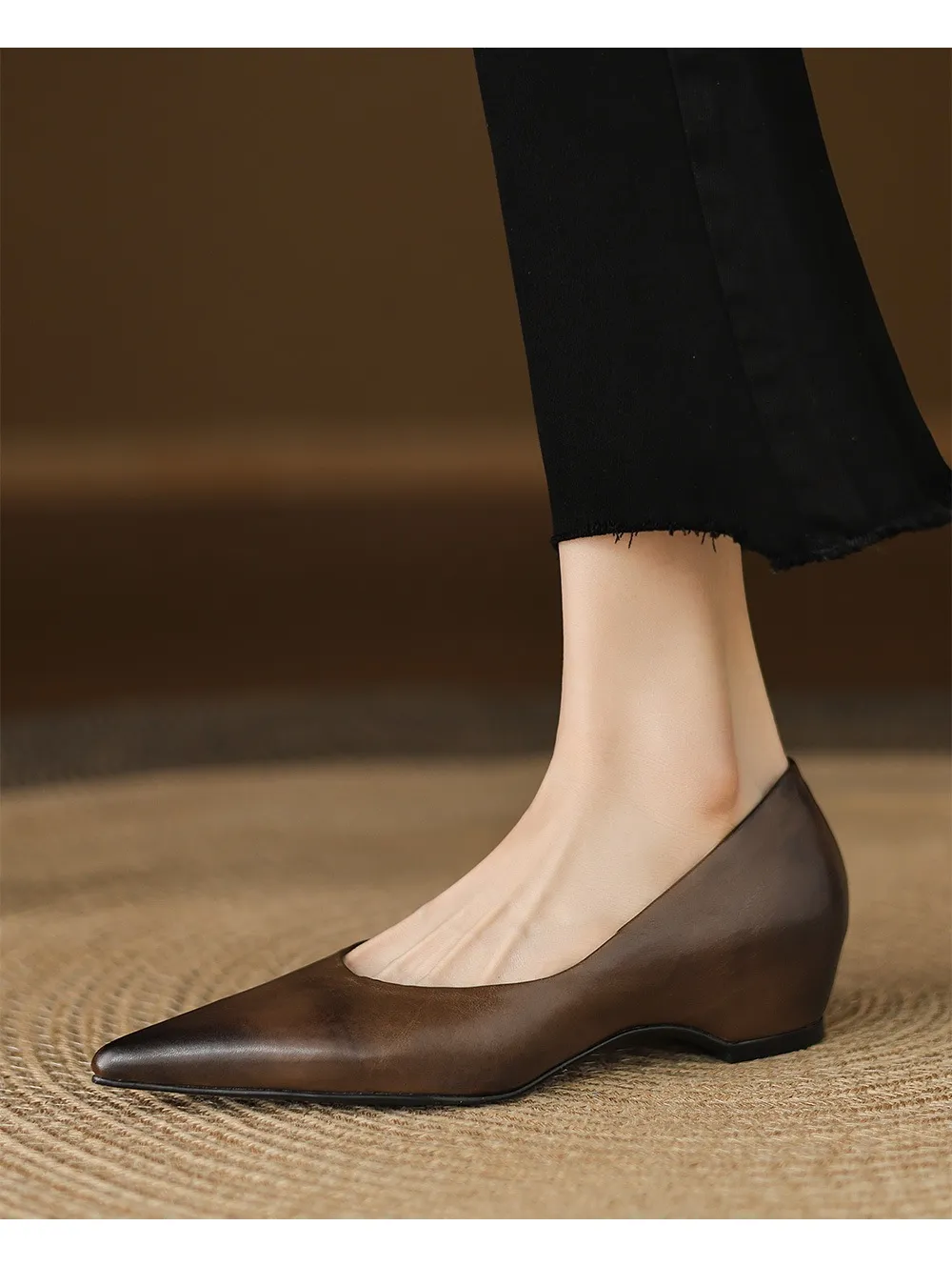 Spring and Autumn Retro Elegant Hidden Wedge Pointed Toe Women's Shoes Simple and Stylish Commuter Soft Sole Low Mouth Single Shoes