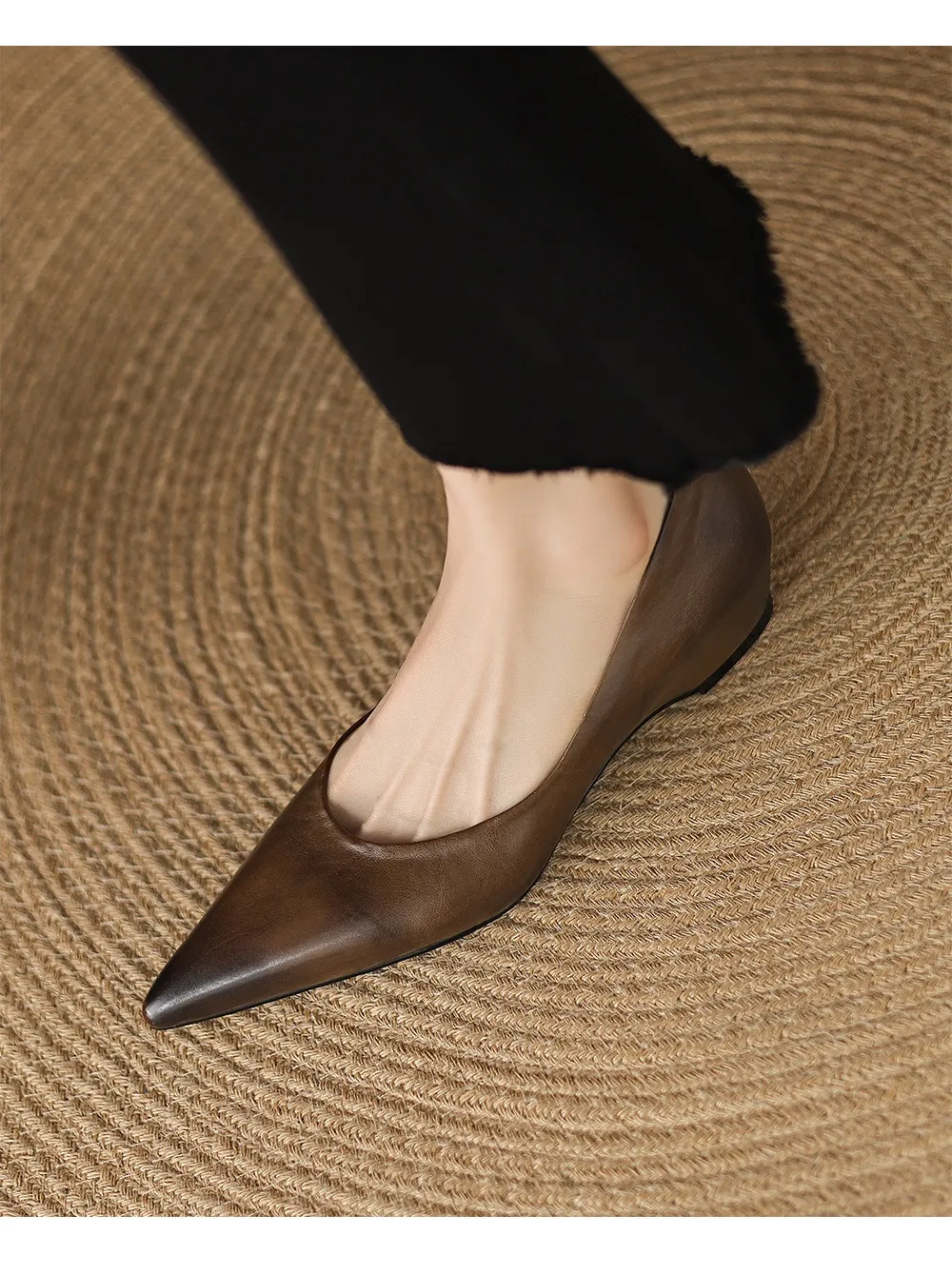 Spring and Autumn Retro Elegant Hidden Wedge Pointed Toe Women's Shoes Simple and Stylish Commuter Soft Sole Low Mouth Single Shoes