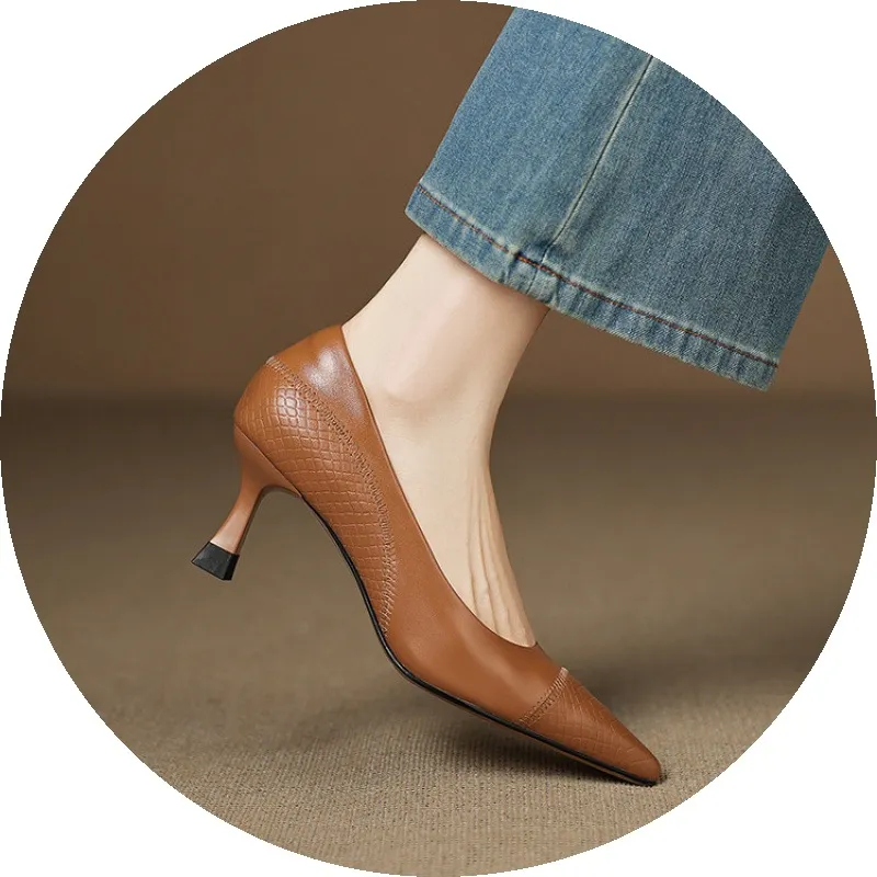Women's shoes with a simple, pointed toe and stiletto heel, perfect for spring and autumn. 7.5cm high heel. Made of cowhide.