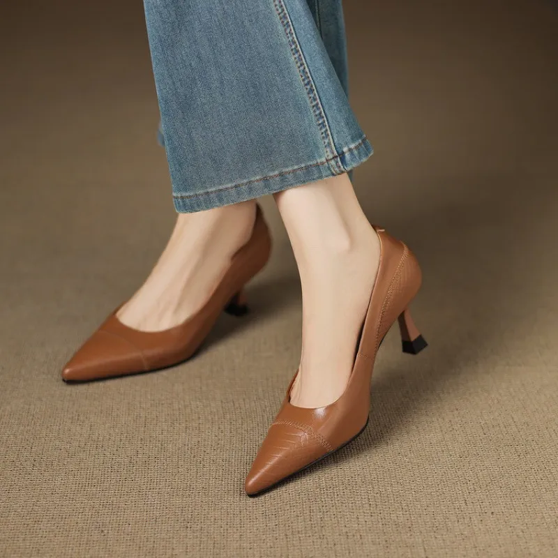 Women's shoes with a simple, pointed toe and stiletto heel, perfect for spring and autumn. 7.5cm high heel. Made of cowhide.