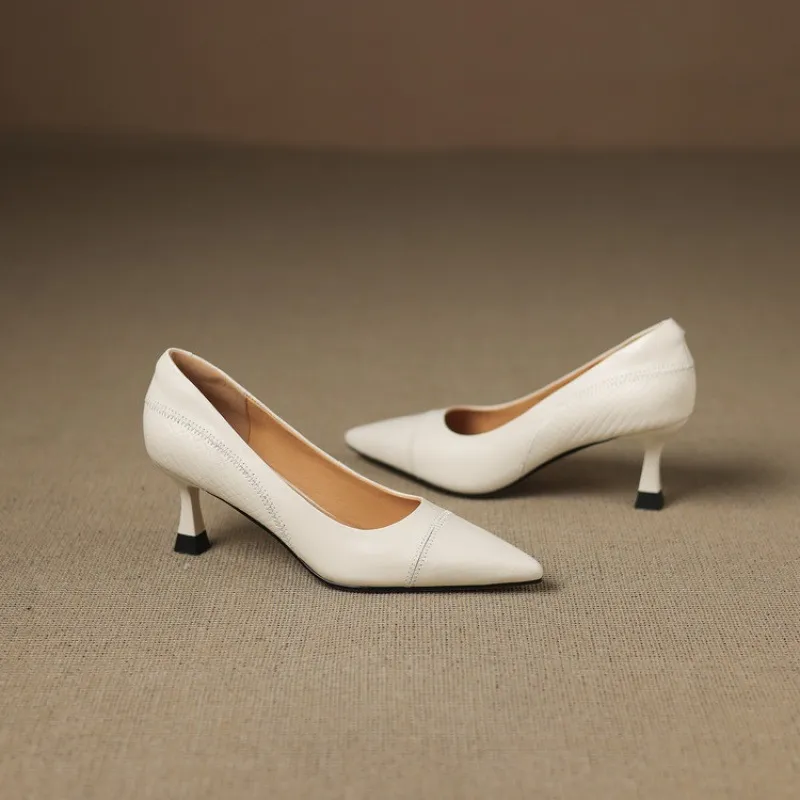 Women's shoes with a simple, pointed toe and stiletto heel, perfect for spring and autumn. 7.5cm high heel. Made of cowhide.