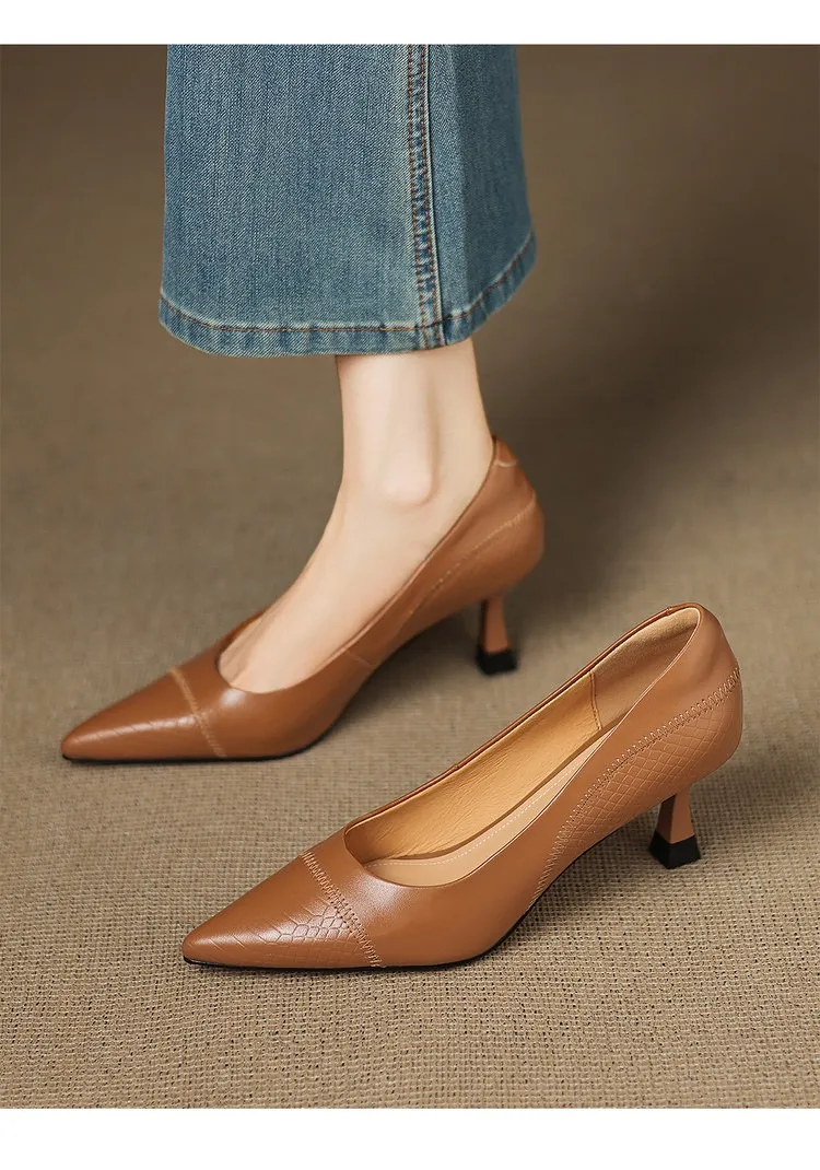 Women's shoes with a simple, pointed toe and stiletto heel, perfect for spring and autumn. 7.5cm high heel. Made of cowhide.