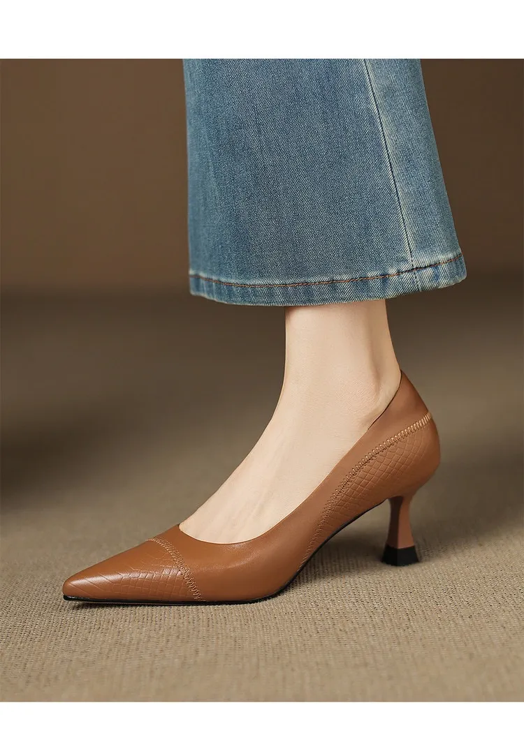 Women's shoes with a simple, pointed toe and stiletto heel, perfect for spring and autumn. 7.5cm high heel. Made of cowhide.