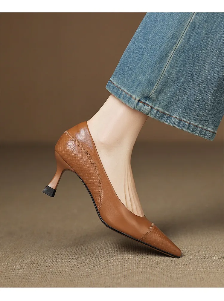 Women's shoes with a simple, pointed toe and stiletto heel, perfect for spring and autumn. 7.5cm high heel. Made of cowhide.