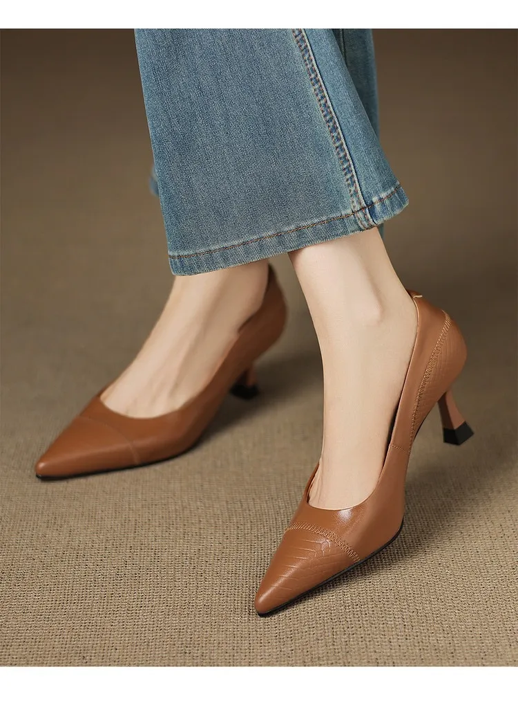 Women's shoes with a simple, pointed toe and stiletto heel, perfect for spring and autumn. 7.5cm high heel. Made of cowhide.