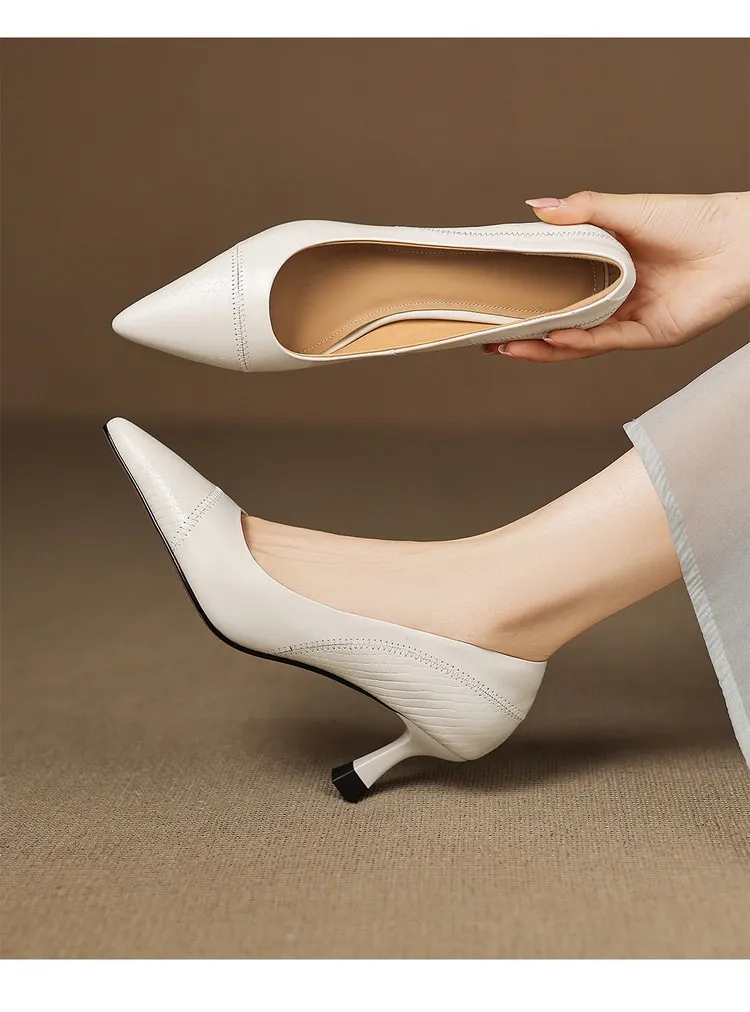 Women's shoes with a simple, pointed toe and stiletto heel, perfect for spring and autumn. 7.5cm high heel. Made of cowhide.