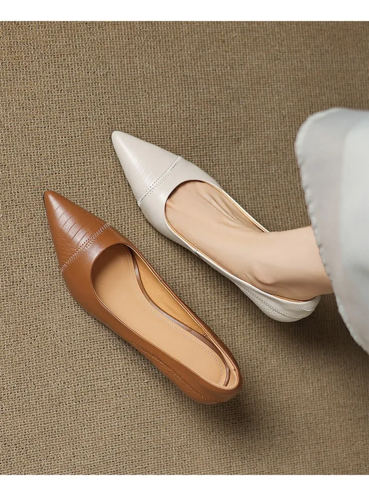 Women's shoes with a simple, pointed toe and stiletto heel, perfect for spring and autumn. 7.5cm high heel. Made of cowhide.