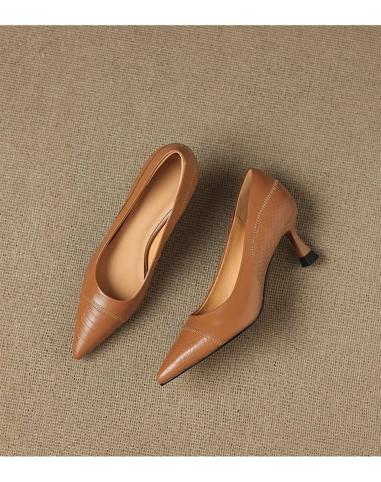 Women's shoes with a simple, pointed toe and stiletto heel, perfect for spring and autumn. 7.5cm high heel. Made of cowhide.