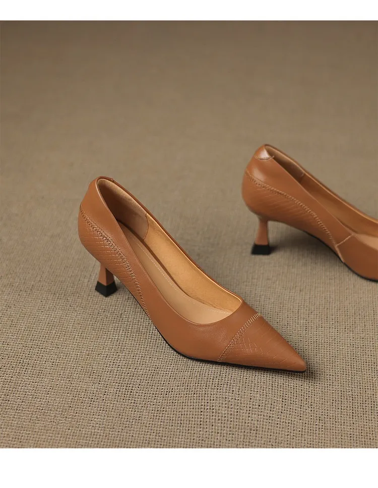 Women's shoes with a simple, pointed toe and stiletto heel, perfect for spring and autumn. 7.5cm high heel. Made of cowhide.