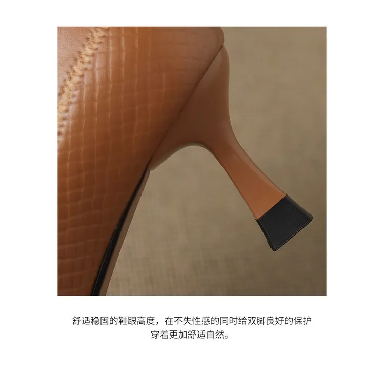 Women's shoes with a simple, pointed toe and stiletto heel, perfect for spring and autumn. 7.5cm high heel. Made of cowhide.