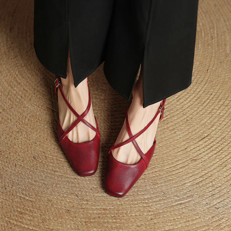 Real-life video of women's spring/summer cross-strap sandals, square toe, chunky heel, mid-to-high heel, cowhide fashion shoes.