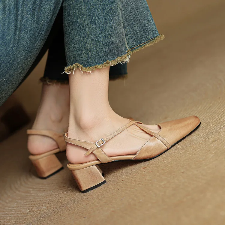 Real-life video of women's spring/summer cross-strap sandals, square toe, chunky heel, mid-to-high heel, cowhide fashion shoes.