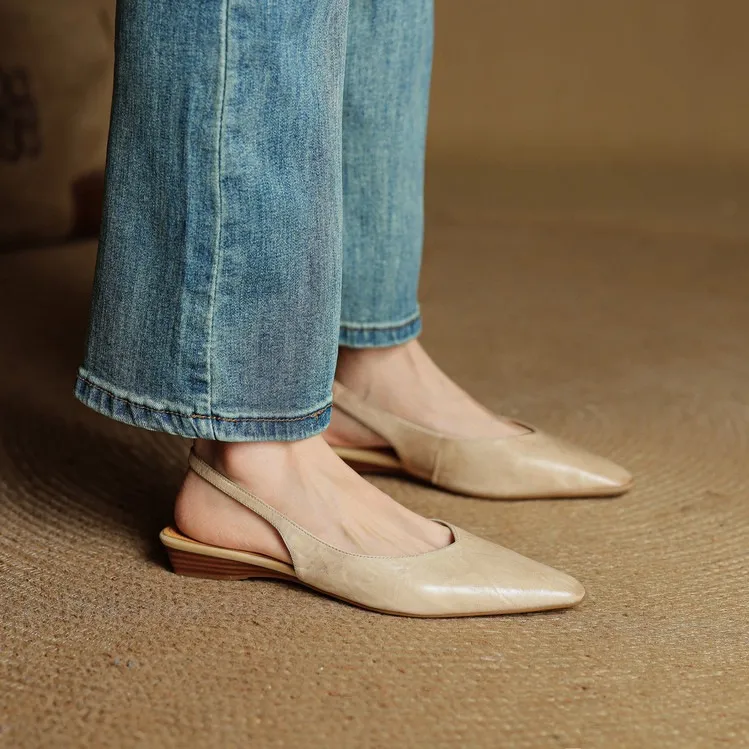Summer sandals with square toe, chunky heel, wedge heel, closed toe, and open back – fashionable women's shoes
