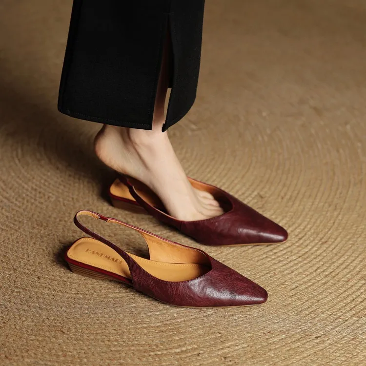 Summer sandals with square toe, chunky heel, wedge heel, closed toe, and open back – fashionable women's shoes