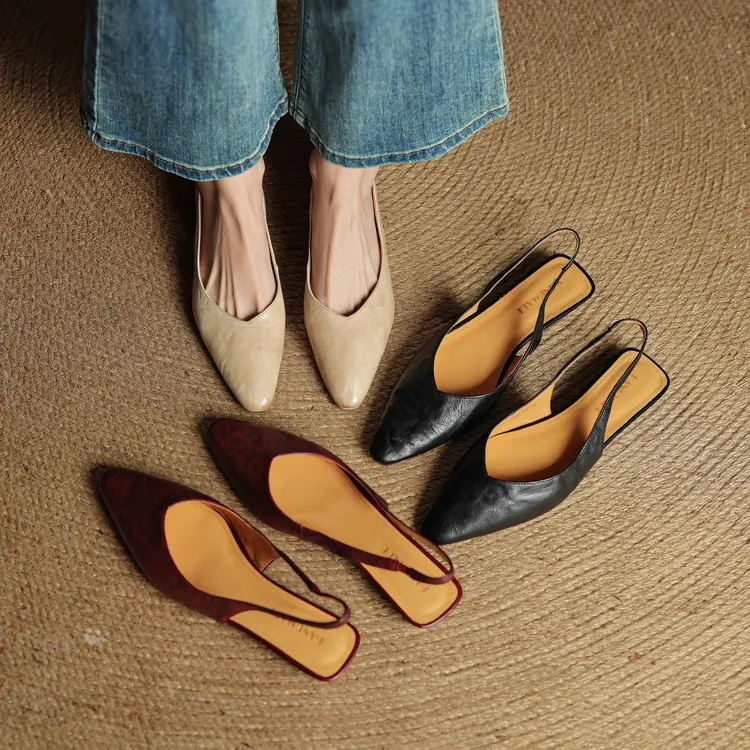 Summer sandals with square toe, chunky heel, wedge heel, closed toe, and open back – fashionable women's shoes