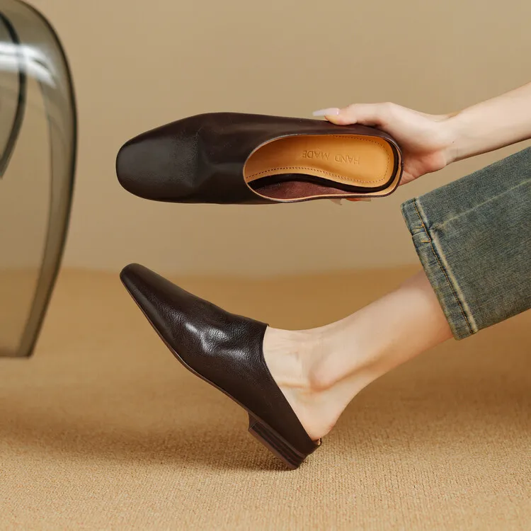 Women's soft leather closed-toe slip-on mules, summer outerwear sheepskin sandals, square toe, flat sole, slip-on style.