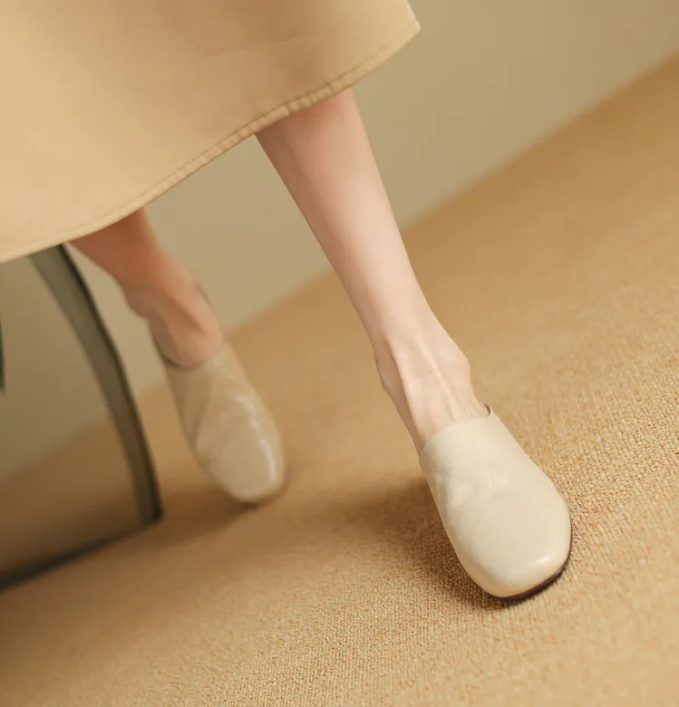 Women's soft leather closed-toe slip-on mules, summer outerwear sheepskin sandals, square toe, flat sole, slip-on style.