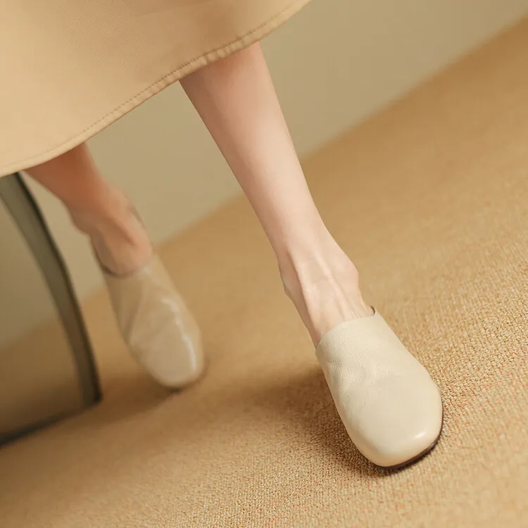 Women's soft leather closed-toe slip-on mules, summer outerwear sheepskin sandals, square toe, flat sole, slip-on style.