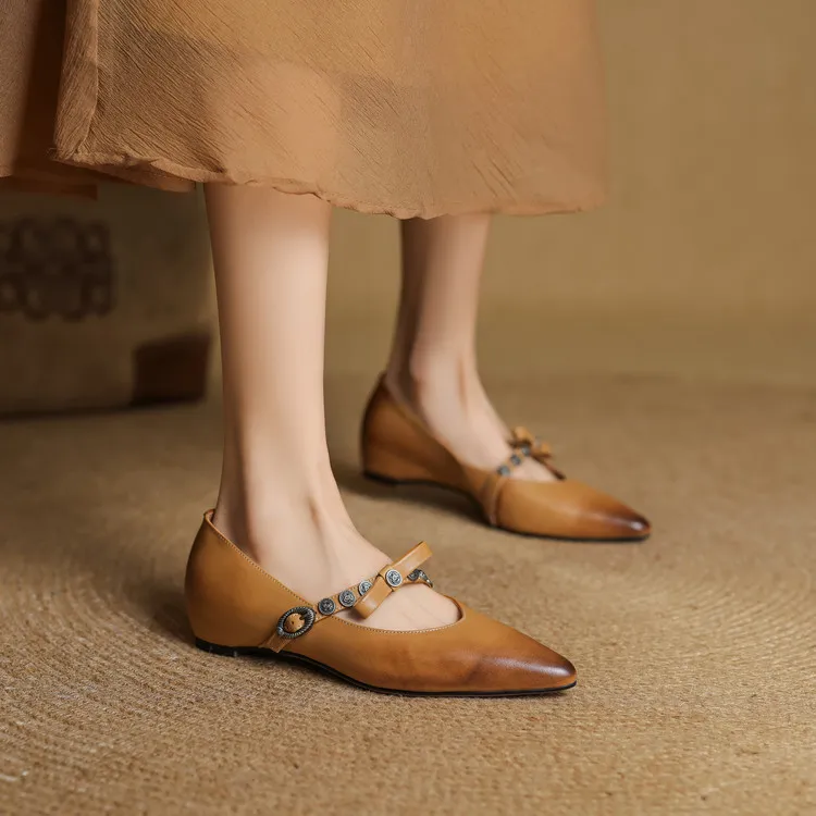 Spring single shoes, pointed toe, low heel, cowhide buckle, fashion women's shoes, size 4-2a, plus size 41.