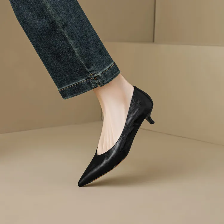 Women's slip-on shoes, made entirely of leather inside and out, stylish and comfortable, made of top-grain sheepskin, pointed toe, kitten heel, elegant single shoes for spring and autumn.