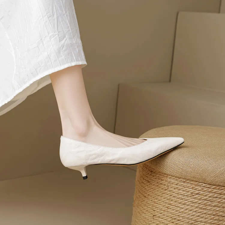 Women's slip-on shoes, made entirely of leather inside and out, stylish and comfortable, made of top-grain sheepskin, pointed toe, kitten heel, elegant single shoes for spring and autumn.