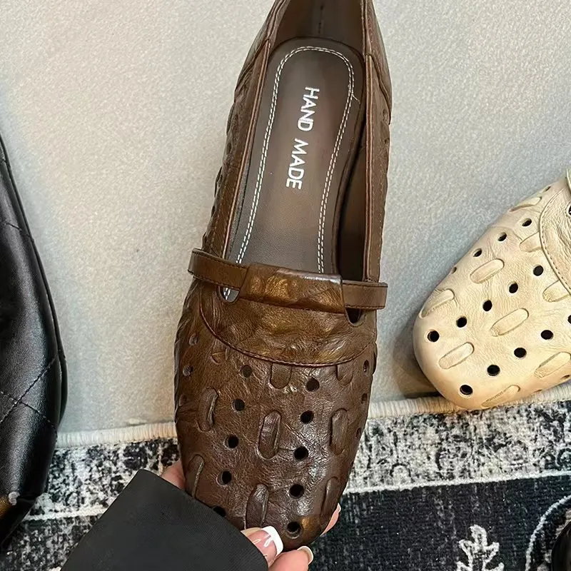 Summer and autumn openwork clogs, comfortable soft soles, slip-on casual breathable mom shoes, flat single shoes for women.